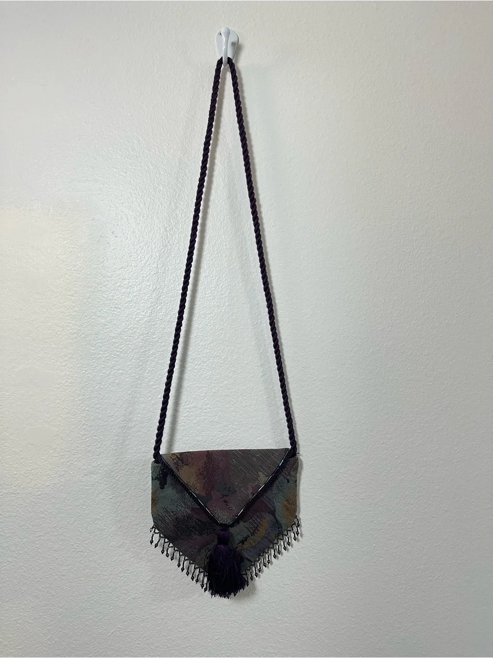 Vintage 80’s Woven Envelope Crossbody Carpet Bag in Multicolor Fringe Beaded